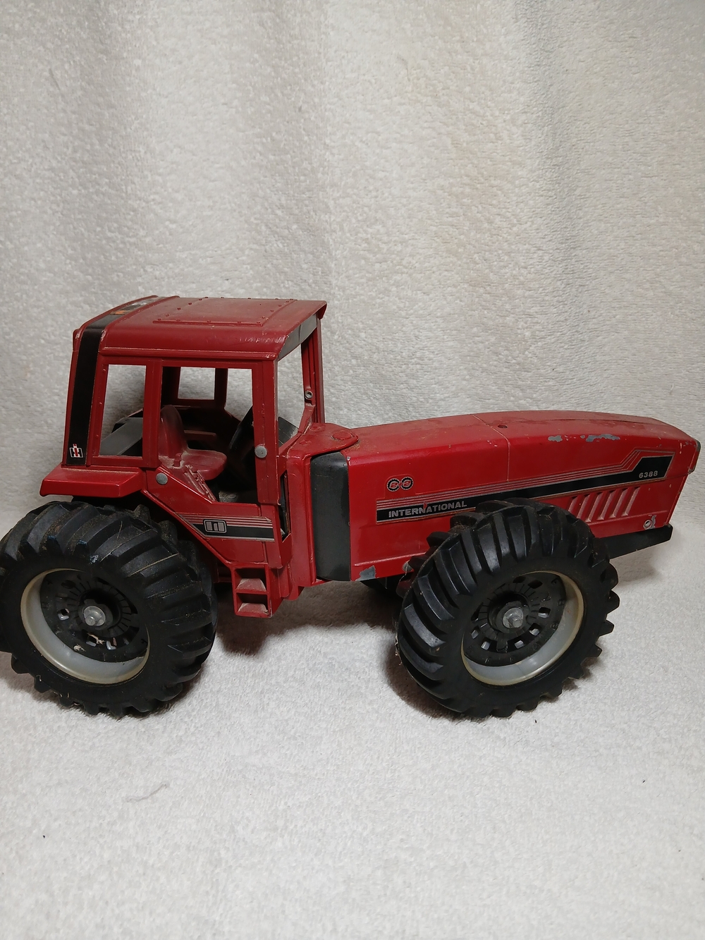 ERTL 1/16 Scale International Harvest 6388 2+2 Tractor